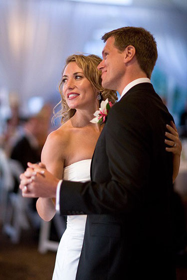 Modern Bride and Groom First Dance